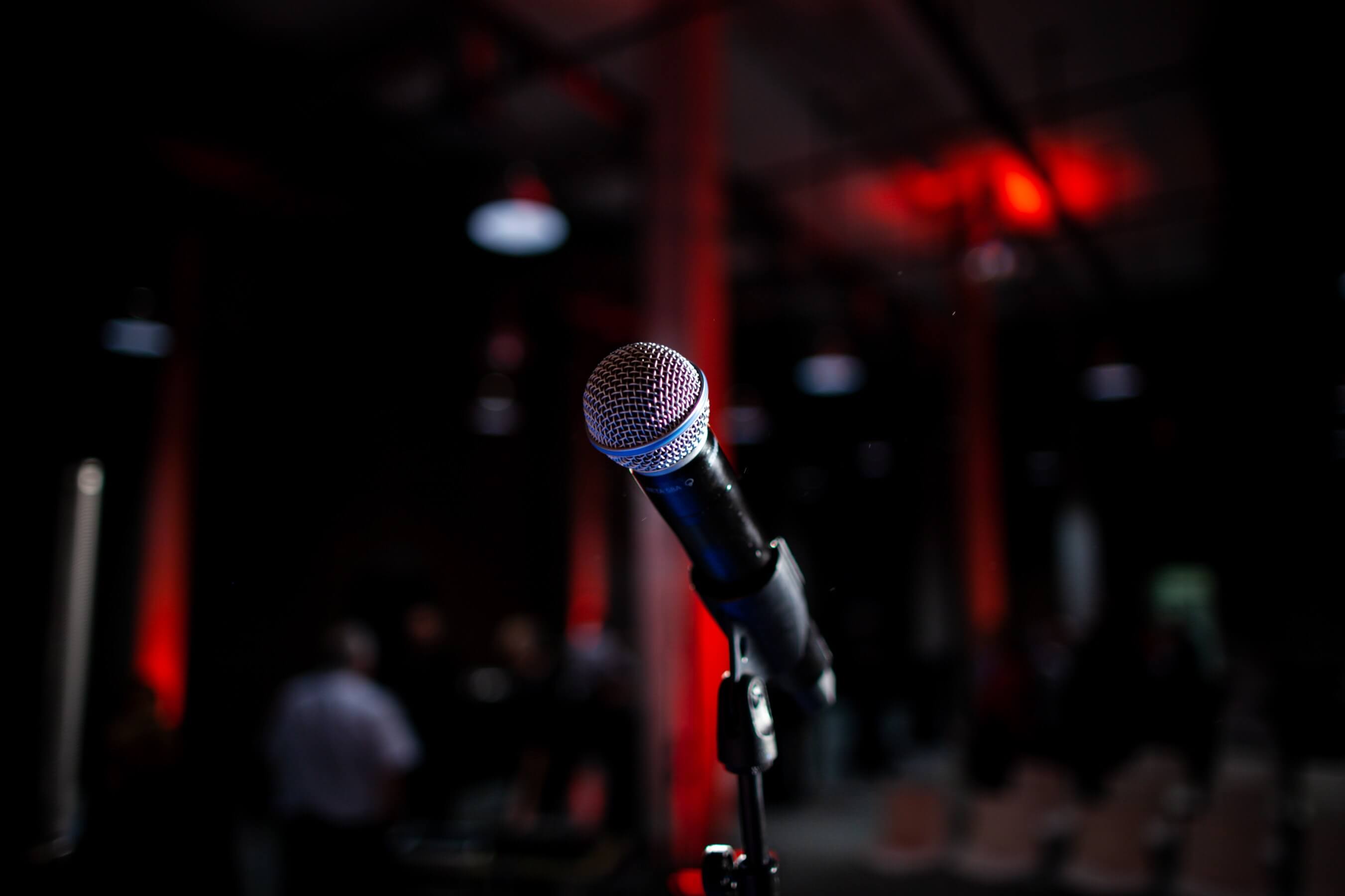 Мікрофон на сцені